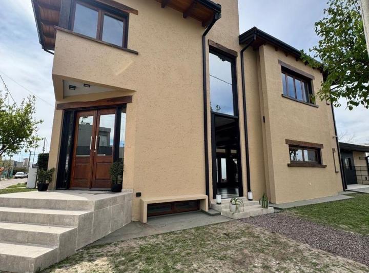 Casa · 300m² · 3 Dormitorios · 2 Cocheras
