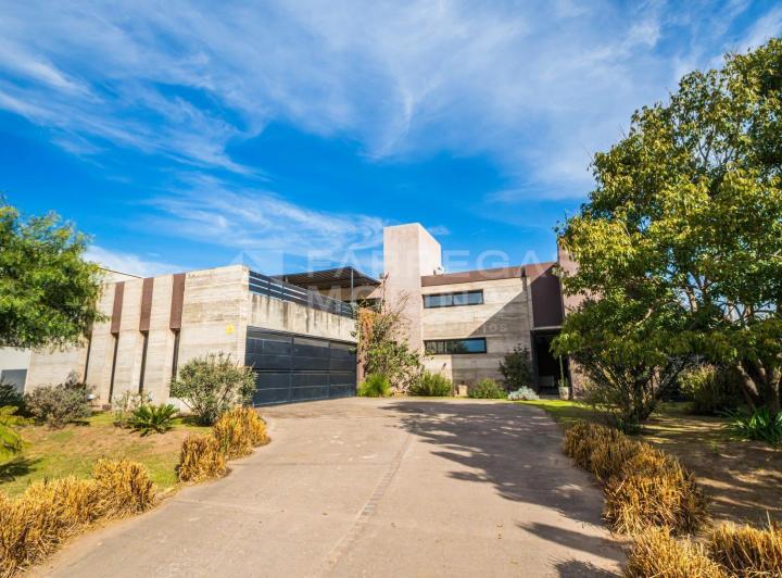 Casa · 380m² · 3 Ambientes · 3 Cocheras