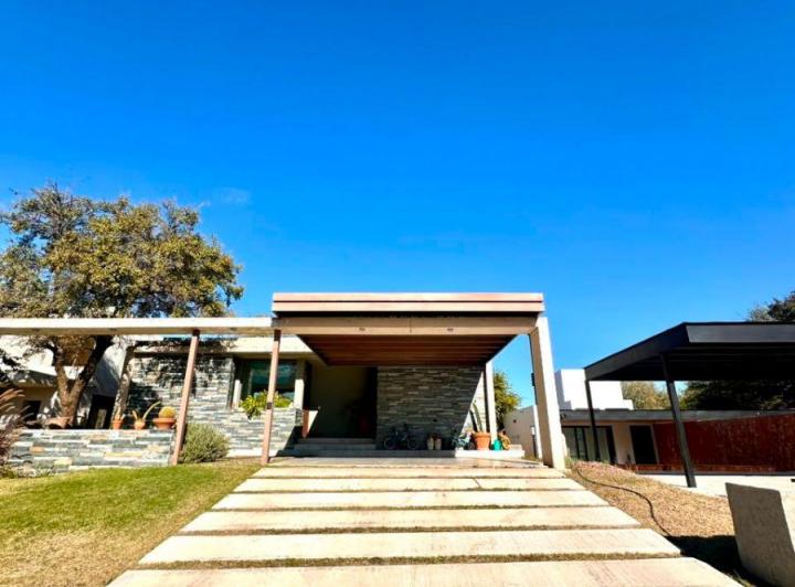 Casa · 200m² · 8 Ambientes · 1 Cochera