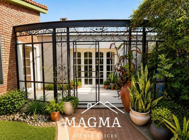 Casa · 326m² · 9 Ambientes · 1 Cochera