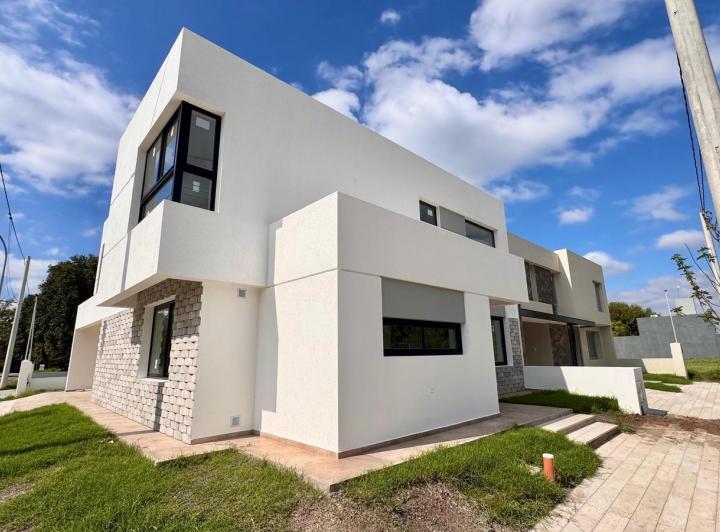 Casa · 273m² · 3 Dormitorios · 2 Cocheras