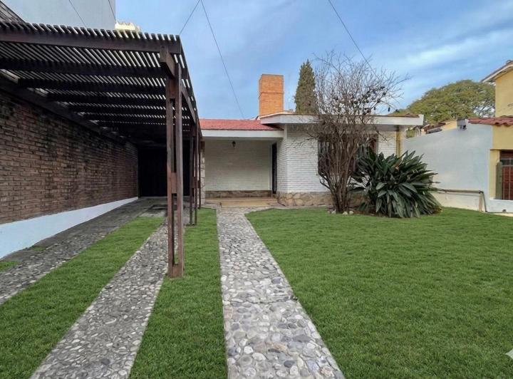 Casa · 267m² · 8 Ambientes · 1 Cochera