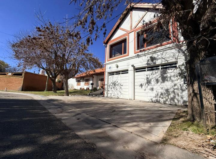 Casa · 328m² · 8 Ambientes · 2 Cocheras