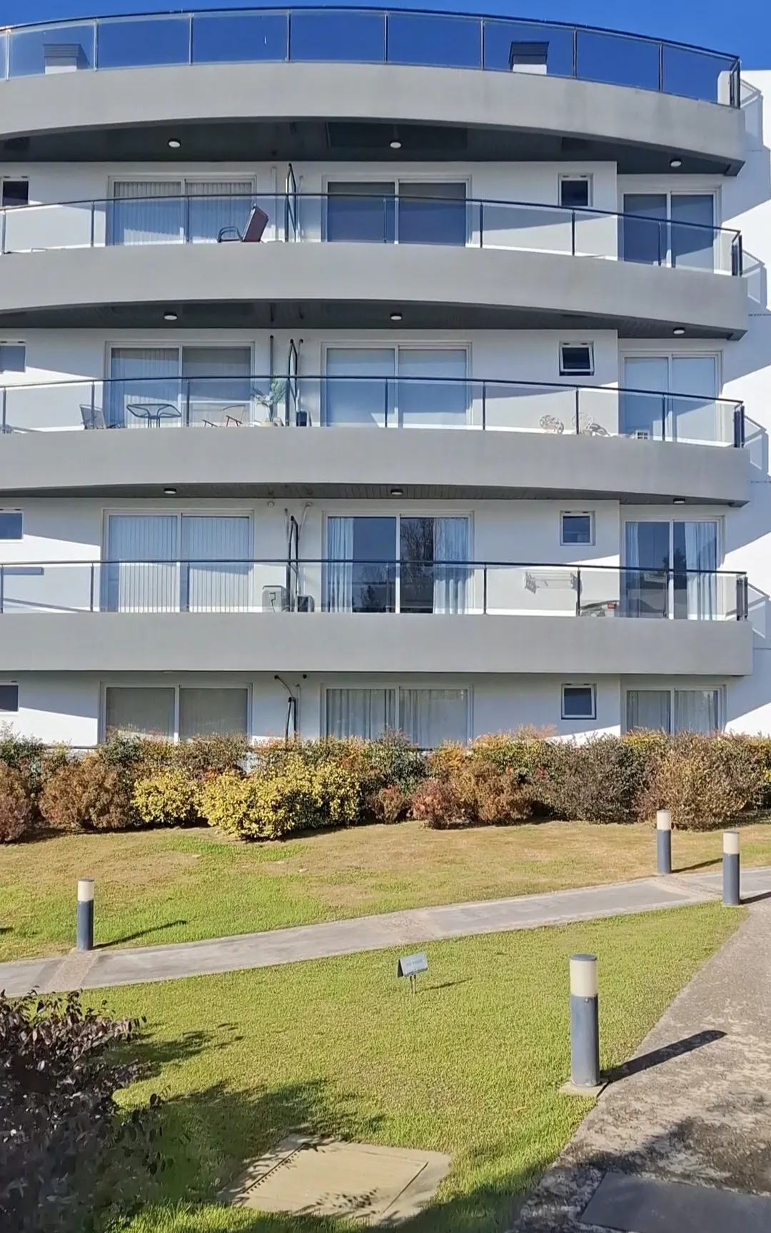Carlos Paz ubicado en Parque Siquiman frente al lago dto. De 1 dorm. Completamente amoblado. Valor final incluye impuestos y expensas. Cochera. Pileta.
