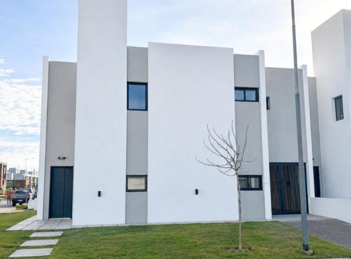 Casa · 143m² · 3 Dormitorios · 1 Cochera