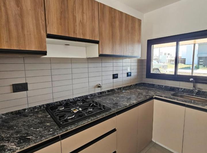 Casa · 100m² · 4 Ambientes · 2 Cocheras
