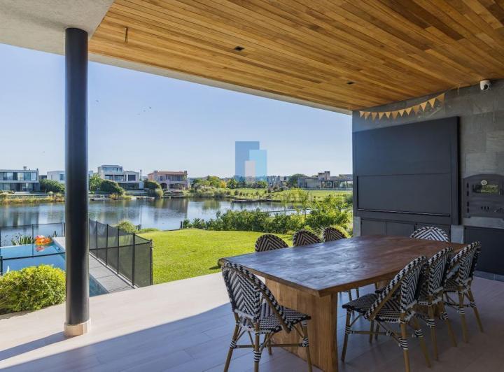 Casa · 709m² · 10 Ambientes · 2 Cocheras