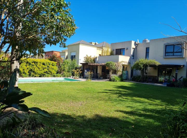 Casa · 230m² · 3 Dormitorios