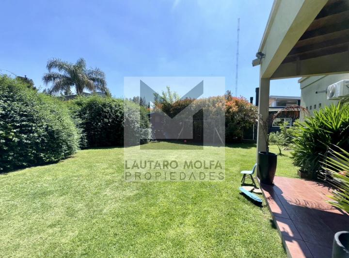 Casa · 220m² · 5 Ambientes · 2 Cocheras
