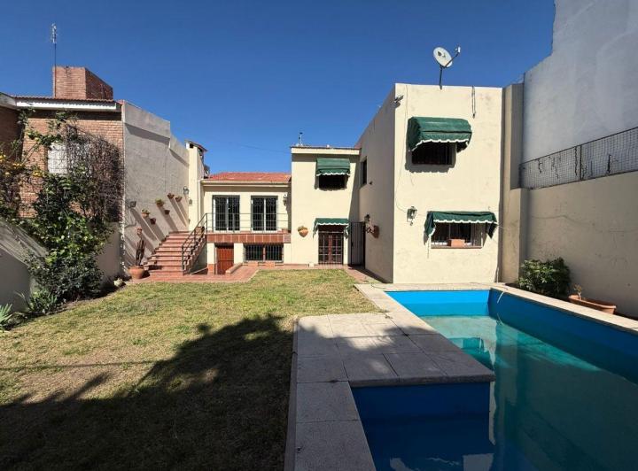 Casa · 229m² · 7 Ambientes · 2 Cocheras