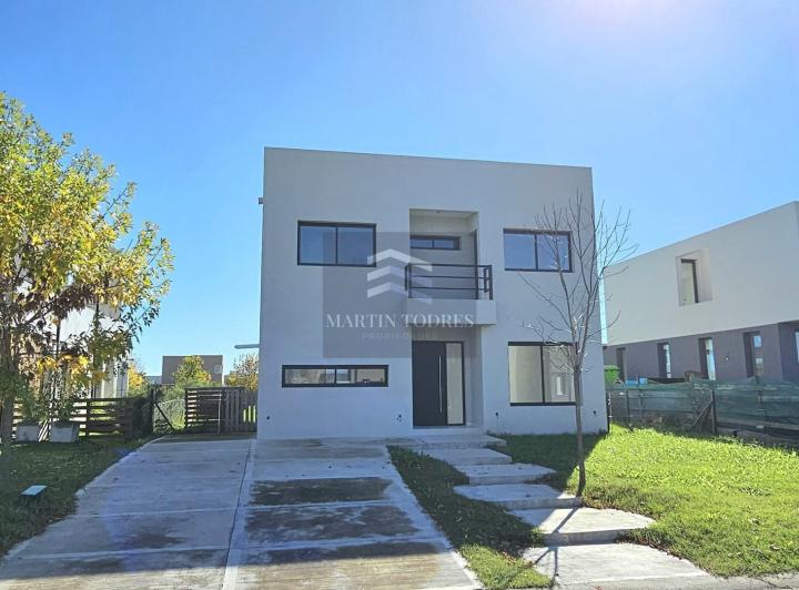 Casa · 148m² · 4 Ambientes · 3 Cocheras