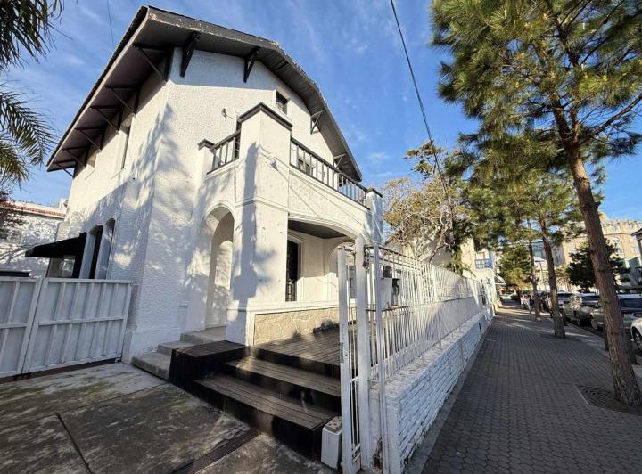 Casa · 349m² · 4 Ambientes · 1 Cochera