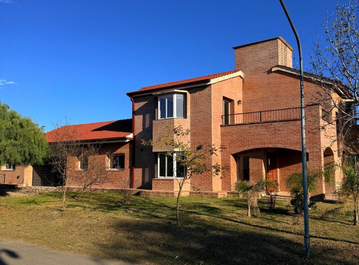 Casa · 322m² · 7 Ambientes · 2 Cocheras