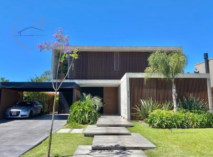 Casa · 340m² · 7 Ambientes · 4 Cocheras