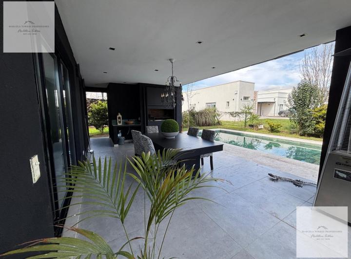 Casa · 260m² · 5 Ambientes · 2 Cocheras
