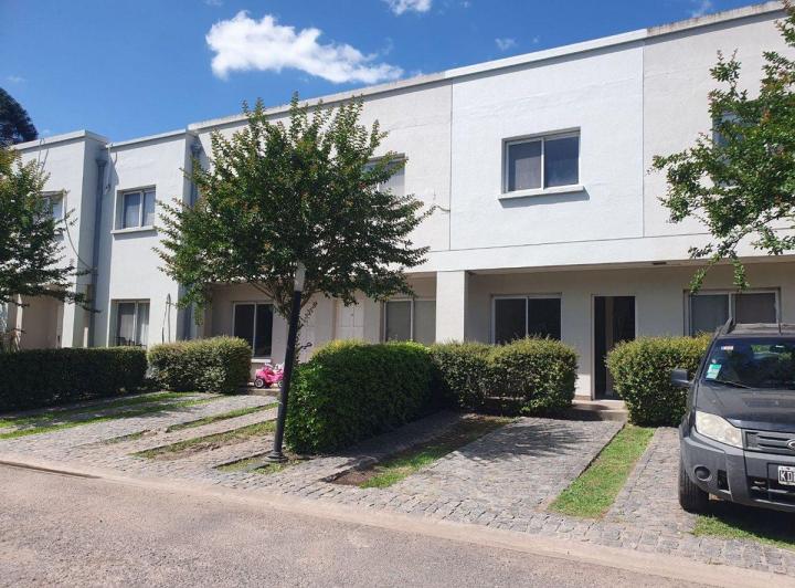 Casa · 90m² · 3 Ambientes · 2 Cocheras