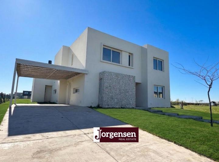 Casa · 250m² · 5 Ambientes · 1 Cochera