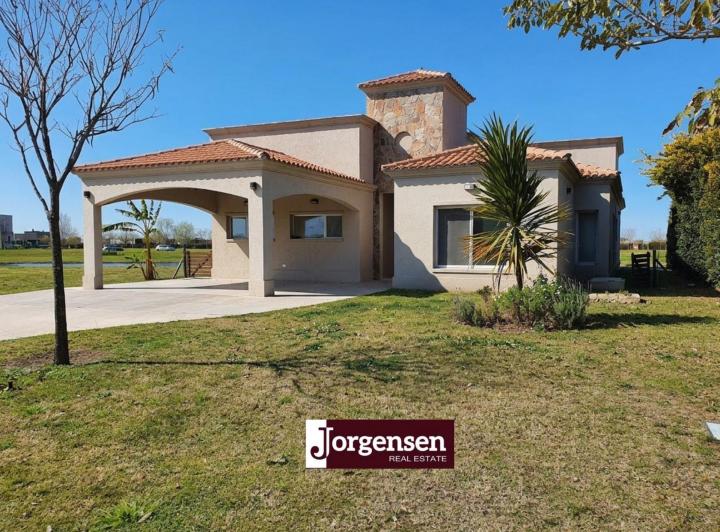 Casa · 210m² · 4 Ambientes · 2 Cocheras