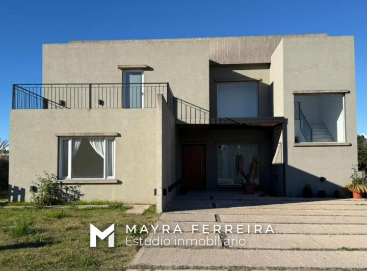 Casa · 320m² · 5 Ambientes · 2 Cocheras