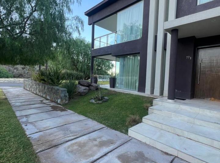 Casa · 430m² · 5 Ambientes · 5 Cocheras