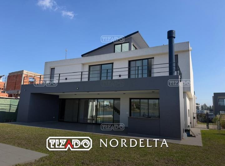 Casa · 260m² · 5 Ambientes · 2 Cocheras