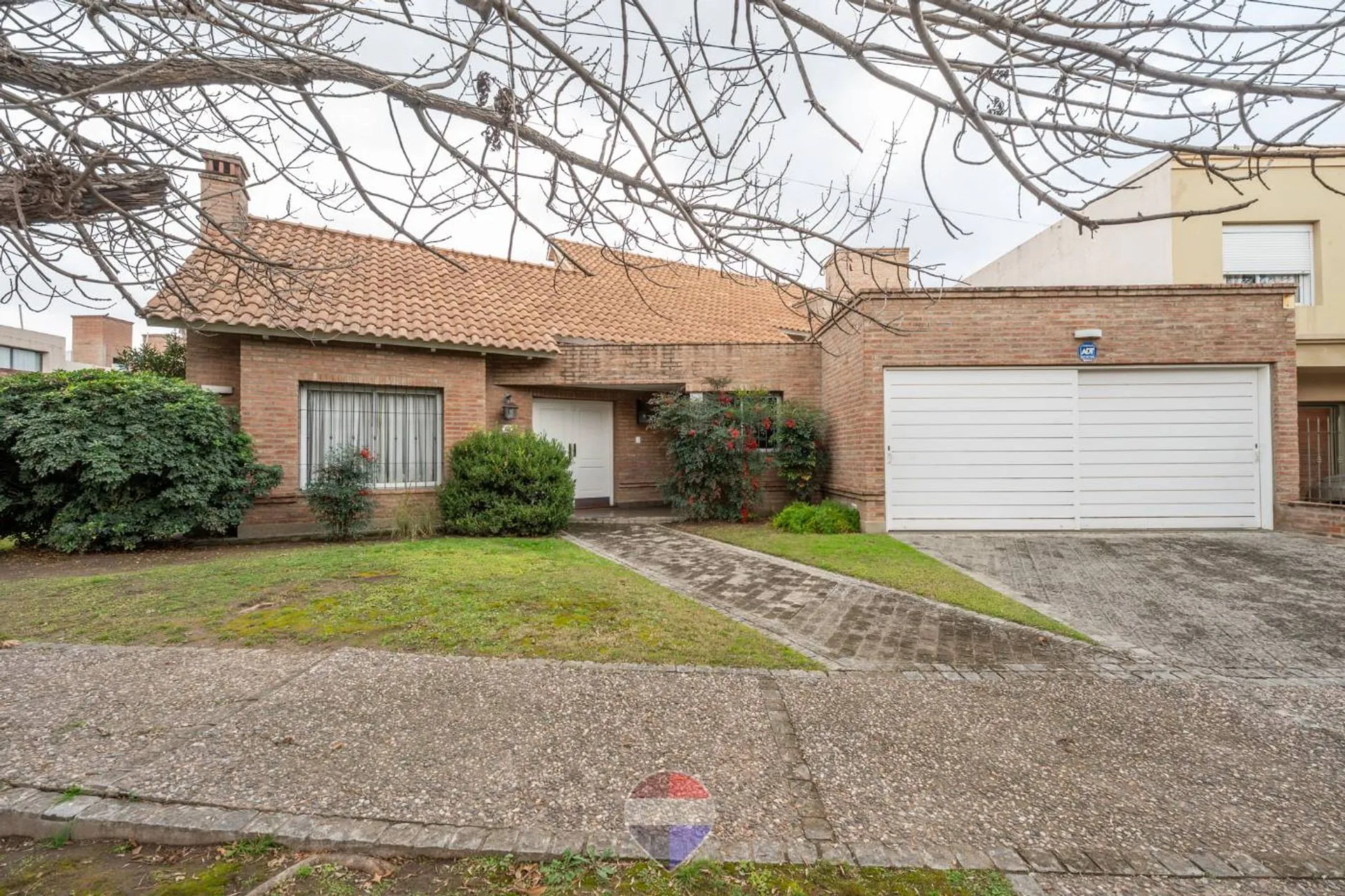 CASA CORDOBA B° GRANJA DE FUNES 4 DORMI PILETA PARQUE QUINCHO CERCA AV RAFAEL NUÑEZ Y CIRCUNVALACION VENTA