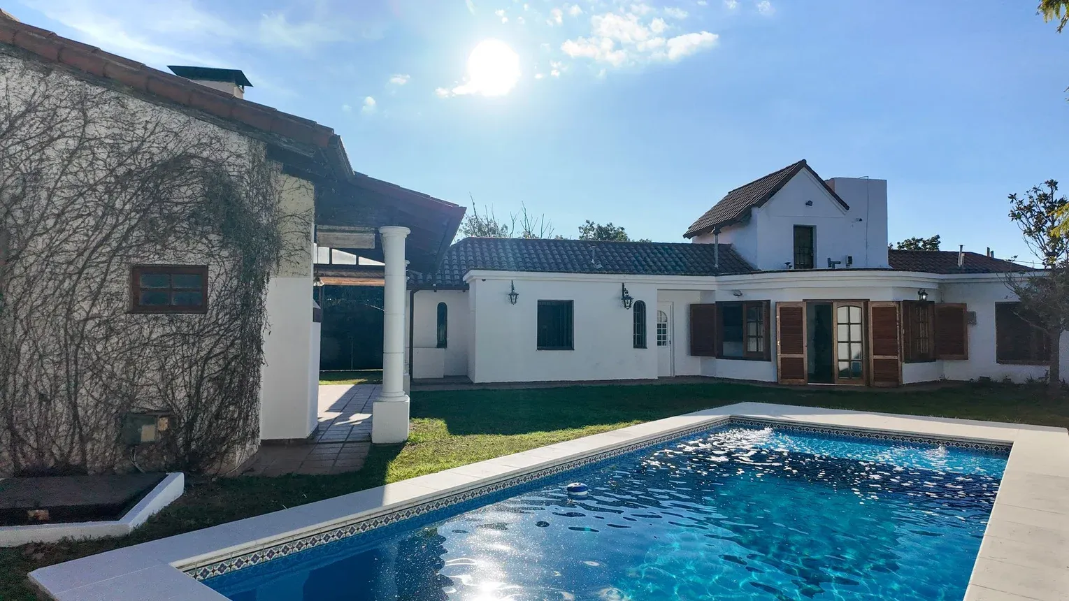 CASA ARGUELLO CORDOBA 5 DORMI PILETA QUINCHO COCHERA APTA CREDITO VENTA