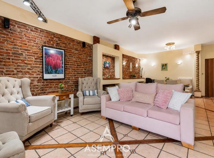 Casa · 250m² · 6 Ambientes · 3 Cocheras