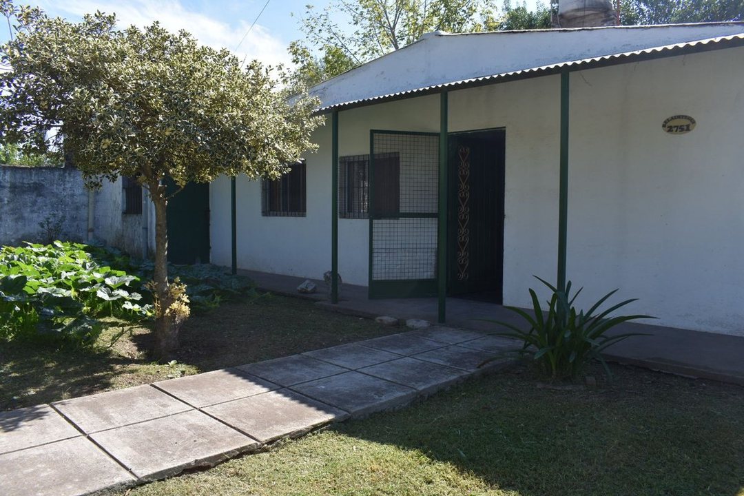 VENTA CASA CON 2 DORMITORIO Y PILETA  EN MORENO