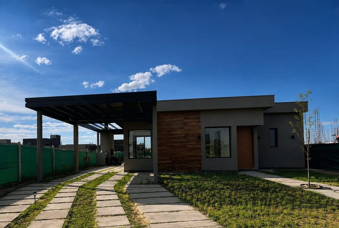 VENTA CASA DE CATEGORÍA EN ALMA GARDENIA - LUJÁN