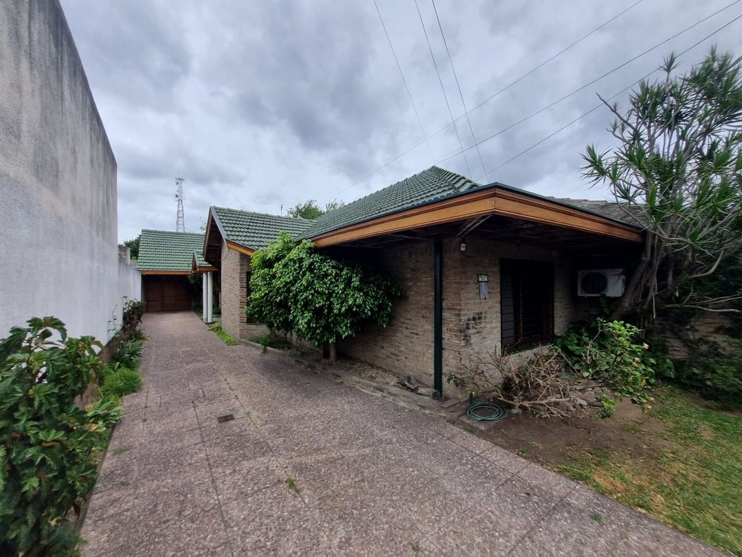 VENTA CASA 4 AMB CON QUINCHO Y PATIO