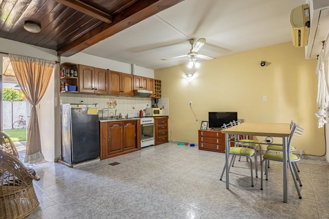 CASA 4 AMB HURLINGHAM CON PARQUE Y PILETA