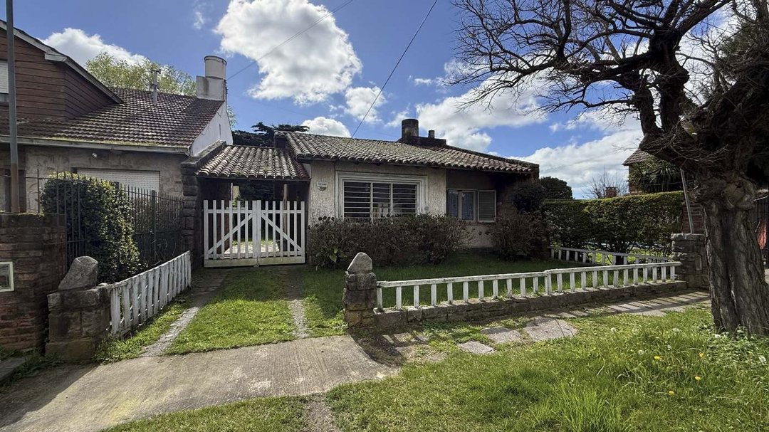 VENTA CASA 4 AMB CON GARAGE Y JARDIN LOS PINARES