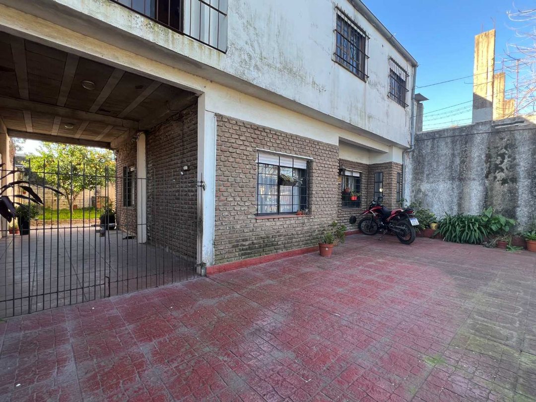 VENTA CASA 6 AMBIENTES CON COCHERA Y JARDIN