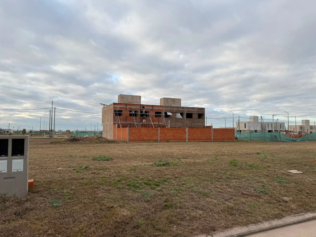 VENTA LOTE EN CUESTAS DE MANANTIALES