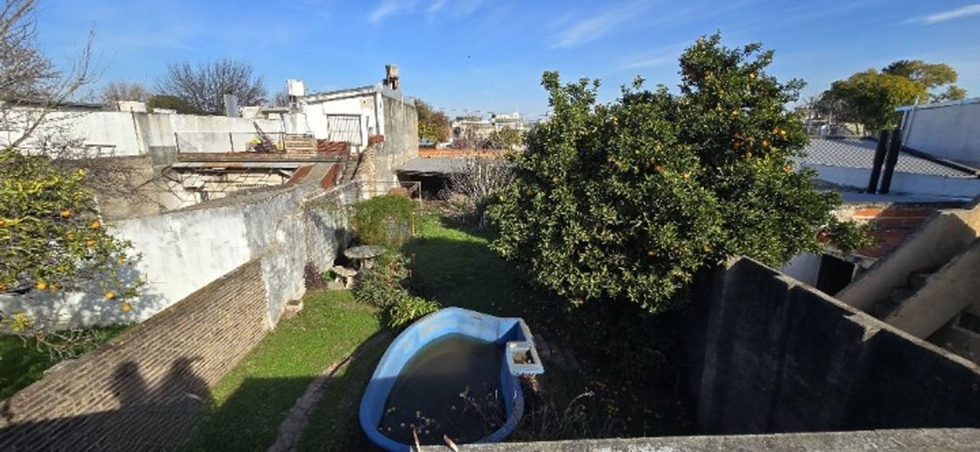 Venta casa con local, pileta y gran terreno
