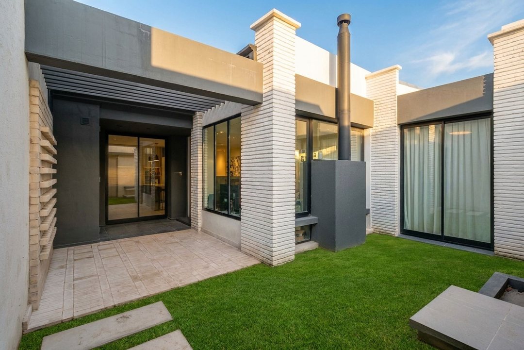 Casa en venta, La Plata. 2 dormitorios y parque
