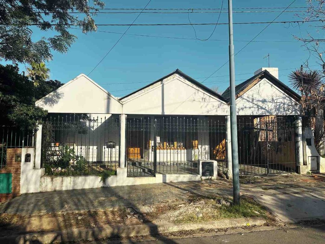 VENTA CASA 3 DOR COLINAS V. SARFIELD A REFACCIONAR