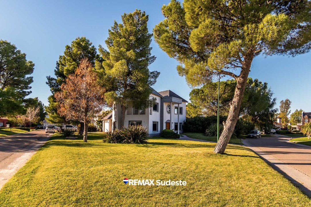Oportunidad de gran lote y casa en Bosque Alto