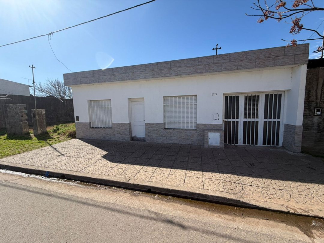 CASA EN VENTA EN PERGAMINO CON PILETA