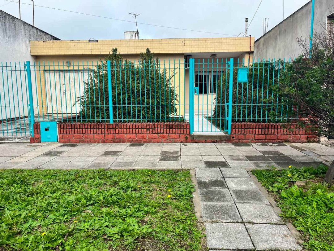 CASA EN VENTA 3 AMBIENTES CON COCHERA BURZACO