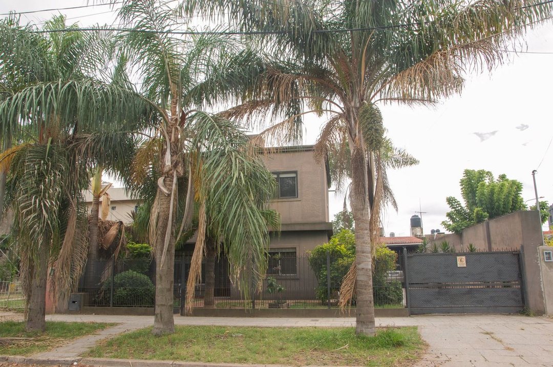 CASA EN VENTA  DOS PLANTAS 4 AMB CASTELAR COCHERA