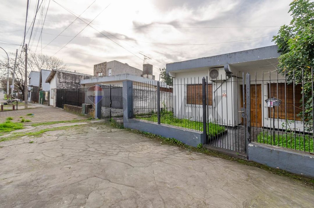 VENTA CASA 3 AMB CON PARQUE EN CASTELAR