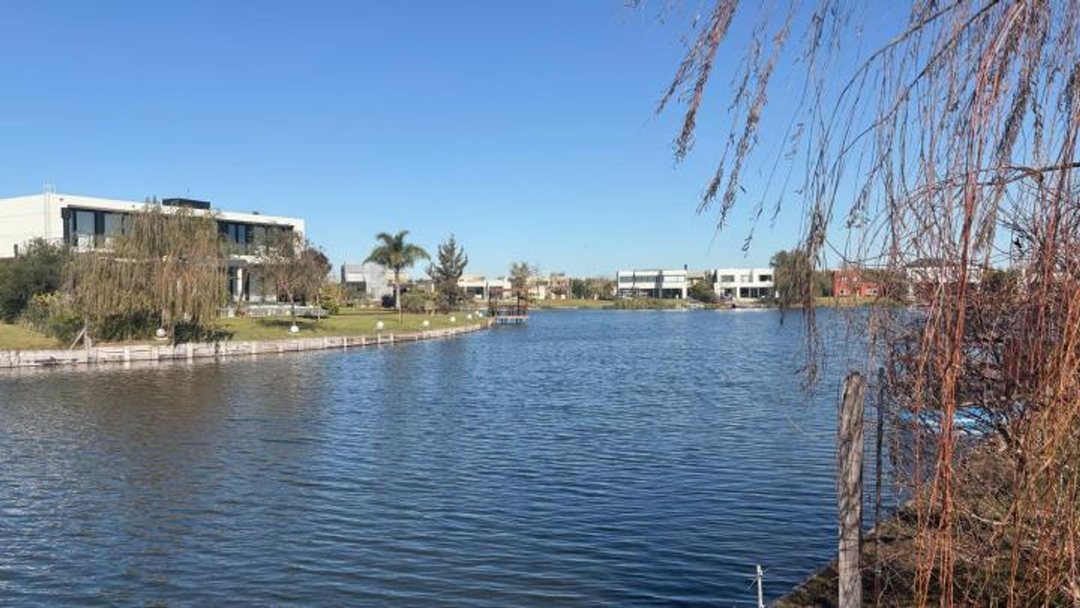 Lote 879 m² con Frente Amplio a Laguna Principal
