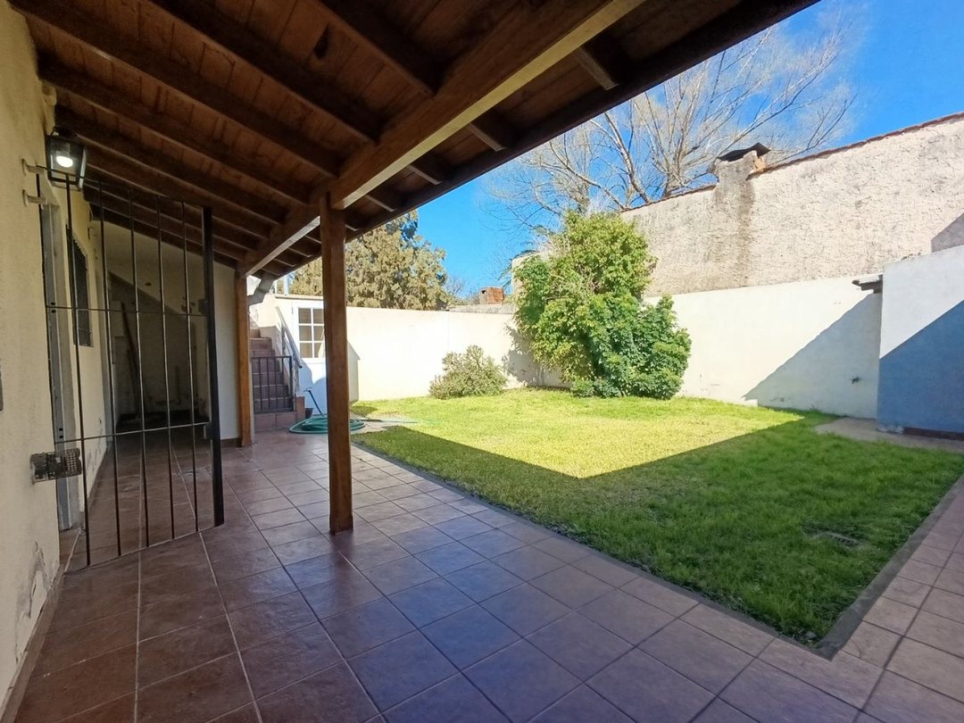 VENTA CASA 5 AMB. PARQUE Y COCHERAS.CASTELAR NORTE