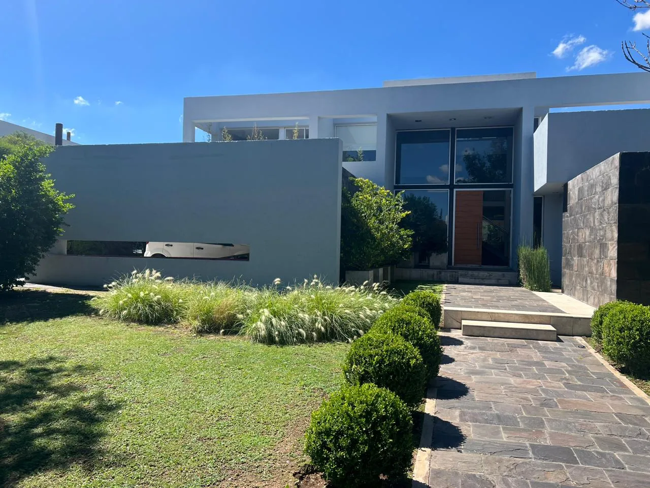 CASA EN VENTA CON GRAN PARQUE Y PILETA - FINCAS DEL SUR I - APTA CREDITO HIPOTECARIO