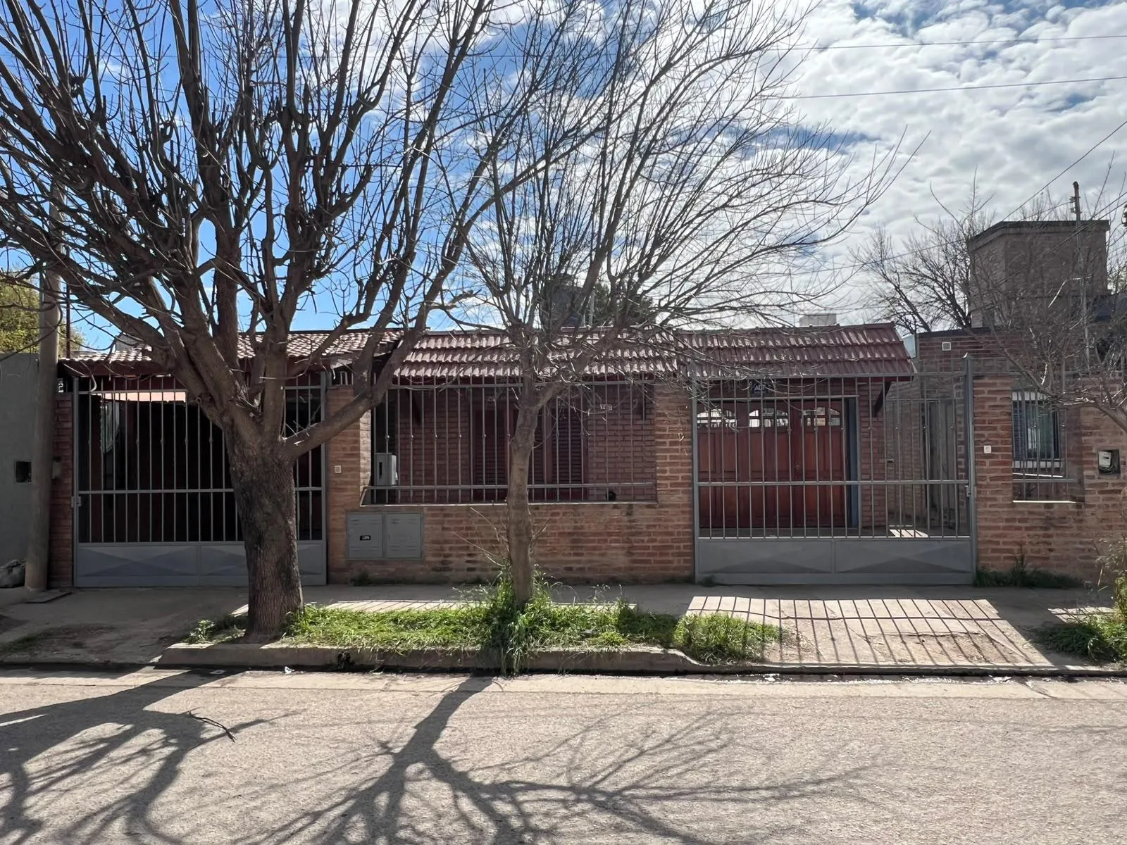 ALQUILO CASA 2 DORMITORIOS CON COCHERA BARRIO AMPLIACION LOS PLATANOS