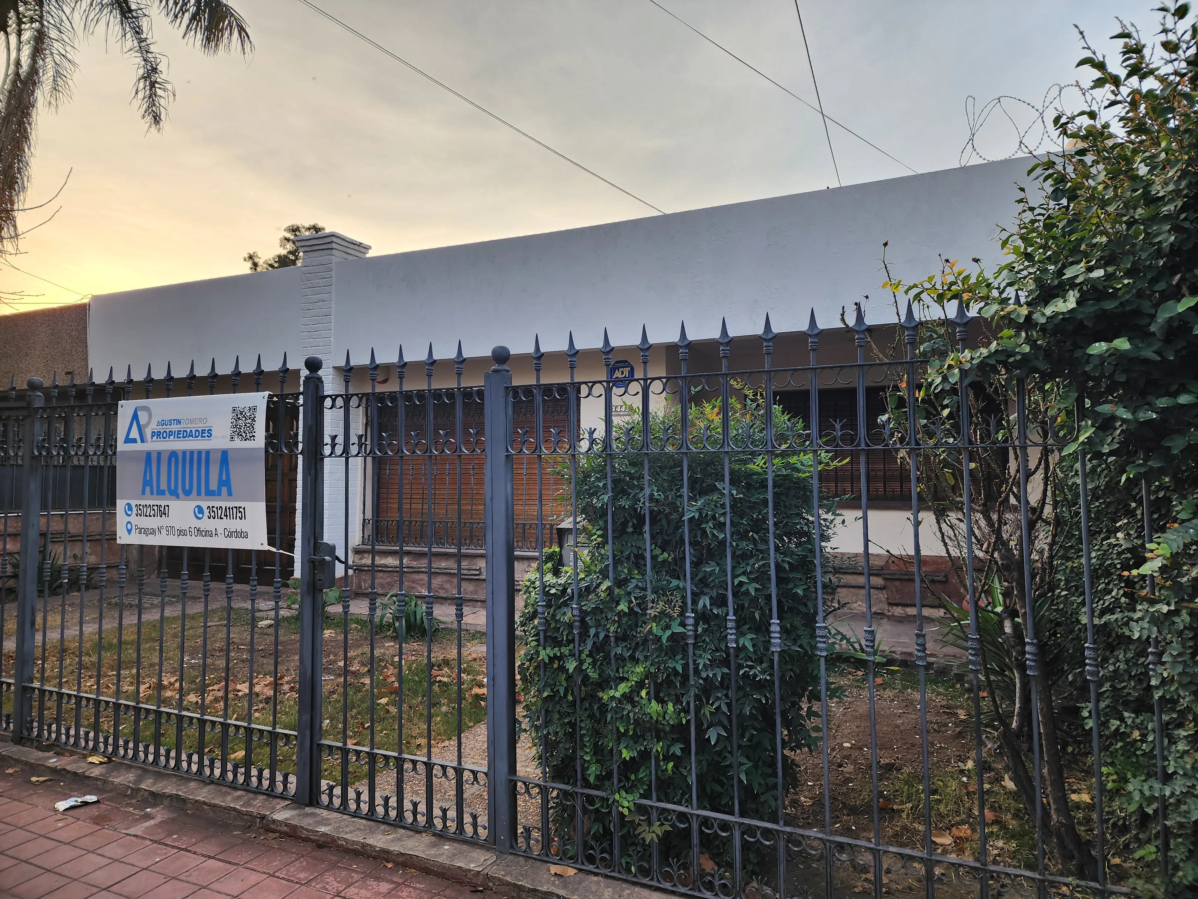 Alquilo Casa de 3 Dorm., 2 Baño, Patio y Cochera B° Jardín