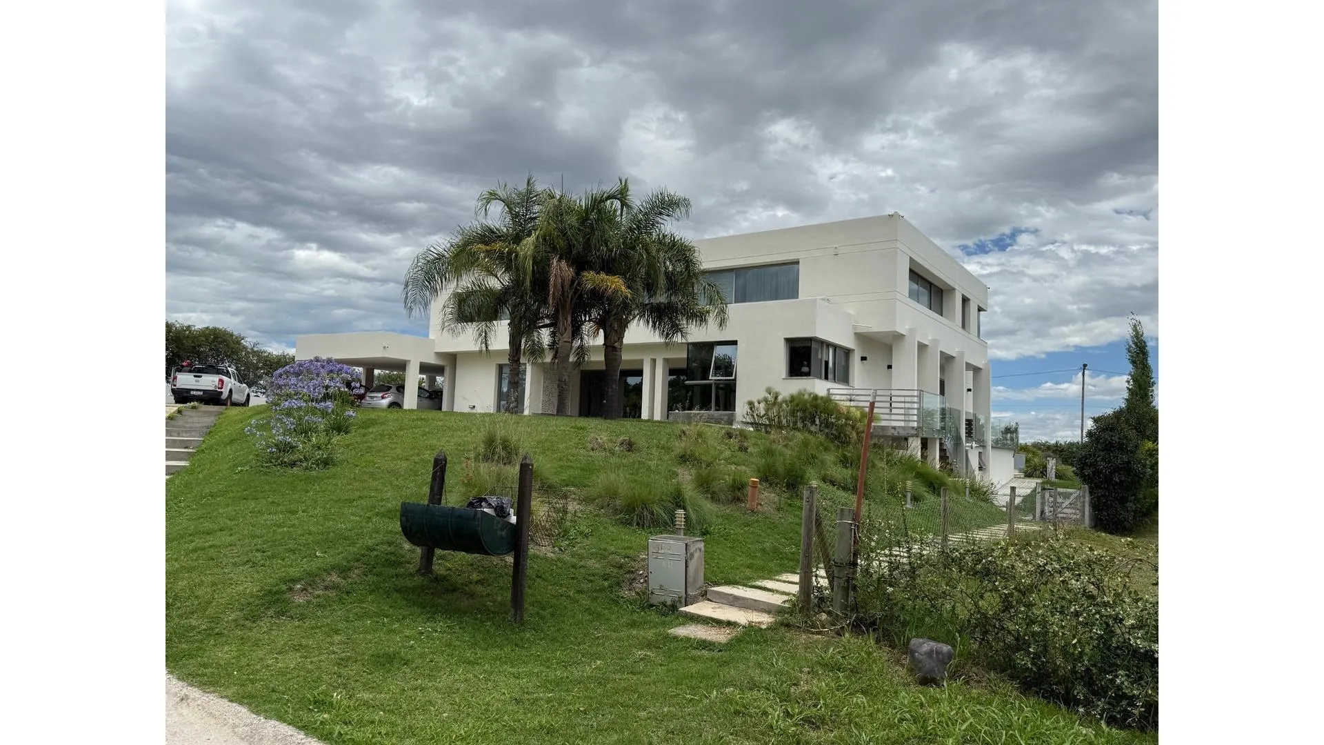 Imponente casa venta 5 dorm suite/pileta/qcho/gge s/Cobos