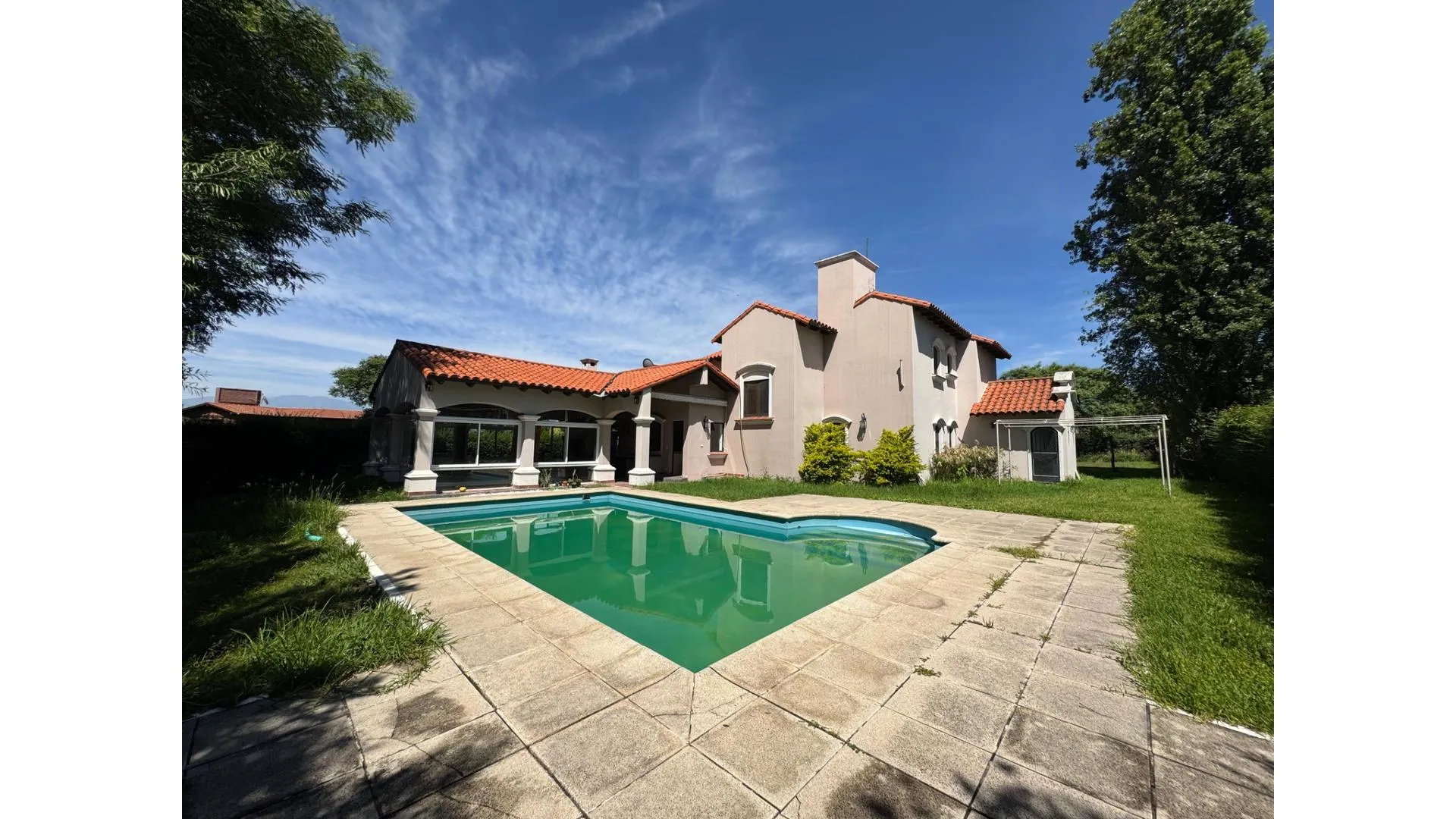 Hermosa casa venta 3 dorm en sute/pileta/qcho Cachi al 1000